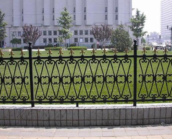 十堰鐵藝護(hù)欄有哪些優(yōu)缺點(diǎn)以及維護(hù)方式呢？
